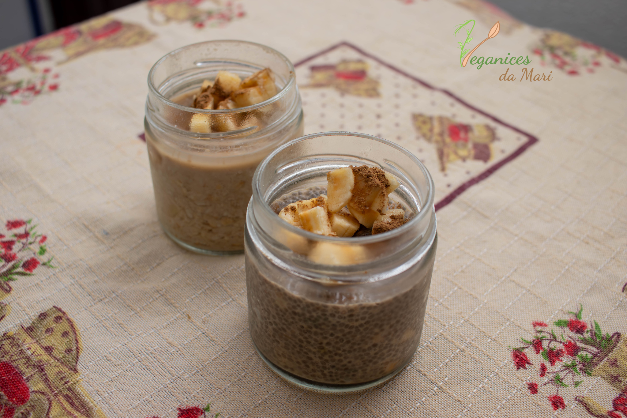 Pudim de chia cremoso em pote de vidro com frutas vermelhas e granola, ideal para café da manhã saudável.
