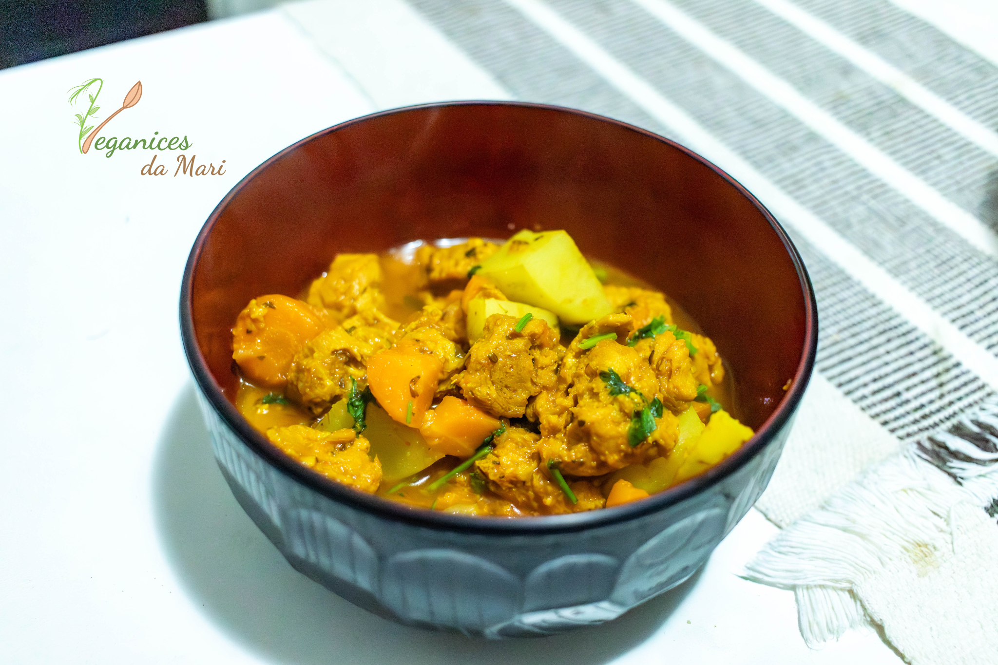 Ragu de proteína de soja com polenta cremosa: vegano, reconfortante e cheio de sabor