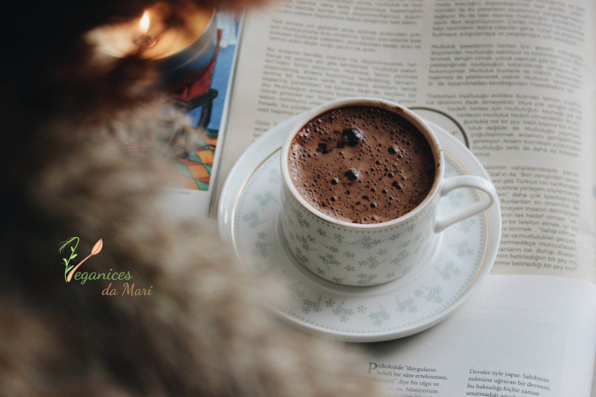 chocolate quente vegano, chocolate quente sem lactose, chocolate quente com leite vegetal, receita vegana de inverno, bebida vegana cremosa, chocolate quente com cacau 100, chocolate quente com leite de aveia, receita vegana fácil, bebida quente vegana, chocolate quente saudável