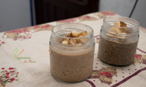 Pote de aveia amanhecida com banana, pasta de amendoim e sementes.