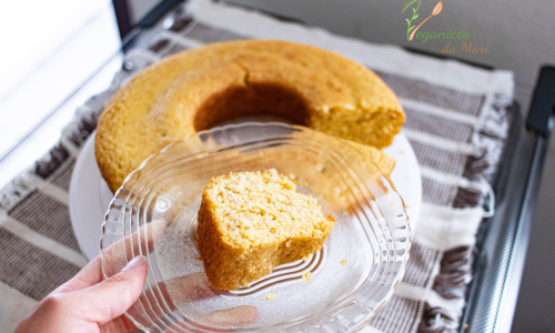 Bolo de fubá vegano com coco ralado, sem leite e sem ovos