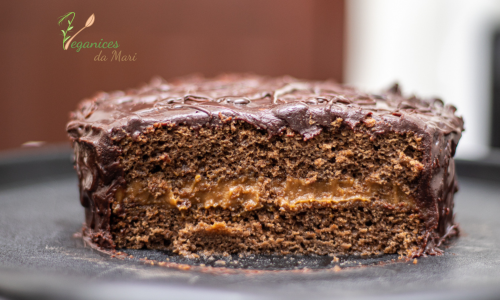 Aprenda a fazer um bolo de vó vegano fofinho de baunilha com cobertura aromática de açúcar, canela e cravo. Receita fácil, sem leite e sem ovos, perfeita para café da tarde!