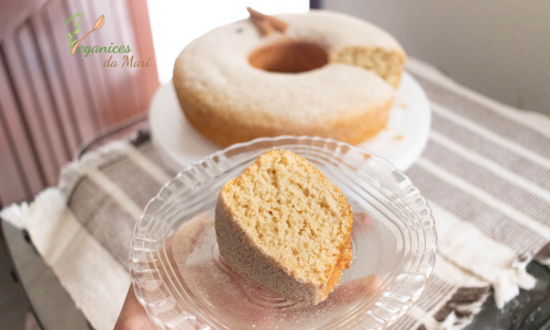 Seu bolo vegano não cresce ou sempre sola? Aprenda os principais erros que deixam o bolo pesado e veja dicas simples para fazer bolos veganos fofinhos, úmidos e perfeitos toda vez!