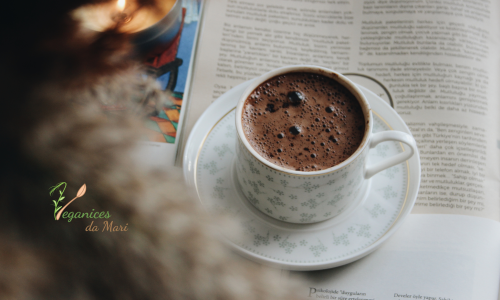 chocolate quente vegano, chocolate quente sem lactose, chocolate quente com leite vegetal, receita vegana de inverno, bebida vegana cremosa, chocolate quente com cacau 100, chocolate quente com leite de aveia, receita vegana fácil, bebida quente vegana, chocolate quente saudável