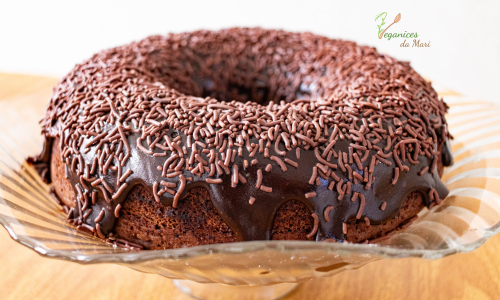Bolo de chocolate vegano fofinho com cobertura de brigadeiro sem leite