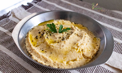 Homus caseiro vegano servido com azeite e páprica