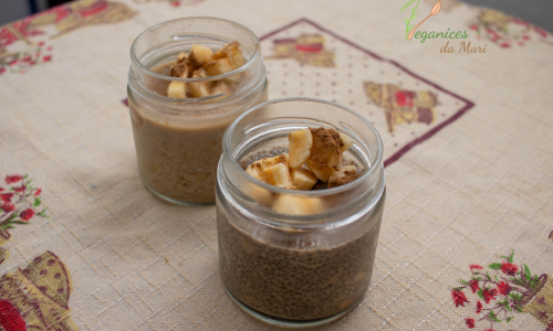 Pudim de chia cremoso em pote de vidro com frutas vermelhas e granola, ideal para café da manhã saudável.